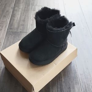GUC Ugg Black T Mini Bailey Bow II, sz 11